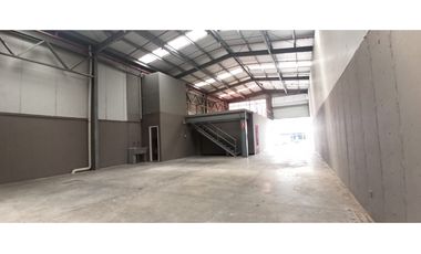 SE ALQUILA BODEGA EN AVE CINCUENTENARIO | LISTA PARA OCUPAR