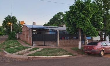 CASA EN VENTA EN ESQUINA DE 2 DORMITORIOS - AMPLIO TERRENO.-