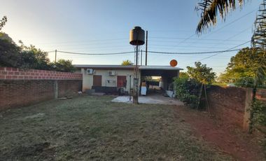 CASA EN VENTA EN ESQUINA DE 2 DORMITORIOS - AMPLIO TERRENO.-