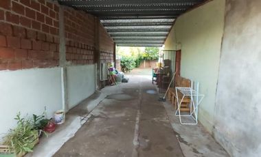 CASA EN VENTA EN ESQUINA DE 2 DORMITORIOS - AMPLIO TERRENO.-