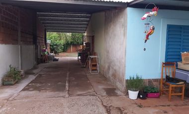 CASA EN VENTA EN ESQUINA DE 2 DORMITORIOS - AMPLIO TERRENO.-