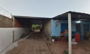 CASA EN VENTA EN ESQUINA DE 2 DORMITORIOS - AMPLIO TERRENO.-