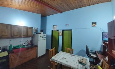 CASA EN VENTA EN ESQUINA DE 2 DORMITORIOS - AMPLIO TERRENO.-