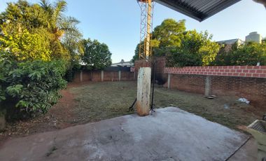 CASA EN VENTA EN ESQUINA DE 2 DORMITORIOS - AMPLIO TERRENO.-