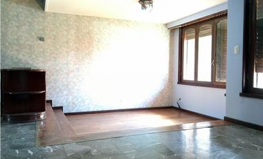 VENTA - HERMOSO E IMPORTANTE CHALET EN PARQUE LURO