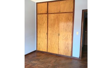 VENTA - HERMOSO E IMPORTANTE CHALET EN PARQUE LURO