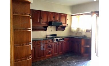 VENTA - HERMOSO E IMPORTANTE CHALET EN PARQUE LURO