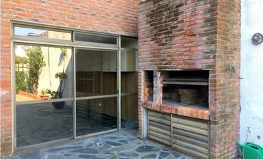 VENTA - HERMOSO E IMPORTANTE CHALET EN PARQUE LURO