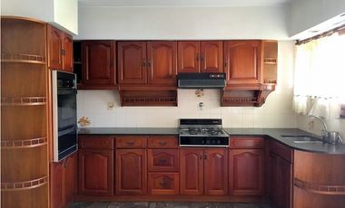 VENTA - HERMOSO E IMPORTANTE CHALET EN PARQUE LURO