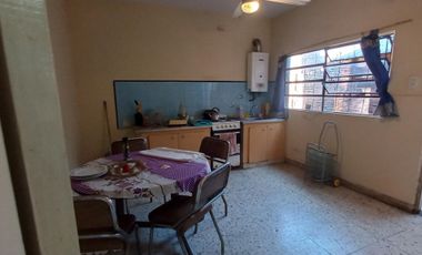 VENTA CASA 3 AMBIENTES + DPTO 1 AMBIENTE, REMEDIOS DE ESCALADA