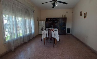 VENTA CASA 3 AMBIENTES + DPTO 1 AMBIENTE, REMEDIOS DE ESCALADA