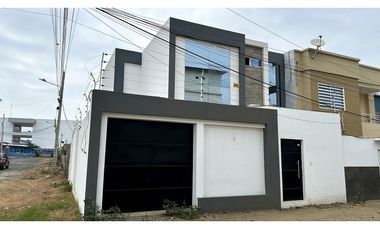CASA MODERNA CERCA AL NUEVO HOSPITAL DEL IESS, MANTA