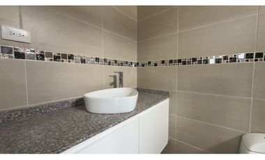 CASA MODERNA CERCA AL NUEVO HOSPITAL DEL IESS, MANTA