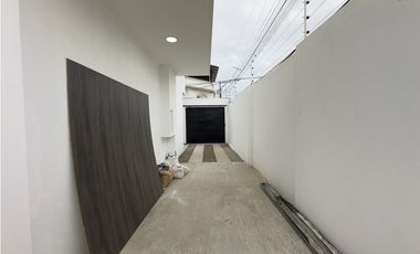 CASA MODERNA CERCA AL NUEVO HOSPITAL DEL IESS, MANTA