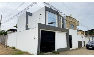 CASA MODERNA CERCA AL NUEVO HOSPITAL DEL IESS, MANTA