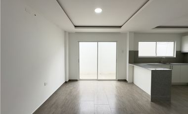 CASA MODERNA CERCA AL NUEVO HOSPITAL DEL IESS, MANTA