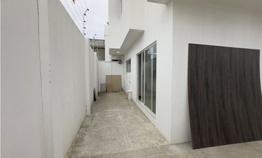 CASA MODERNA CERCA AL NUEVO HOSPITAL DEL IESS, MANTA