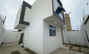 CASA MODERNA CERCA AL NUEVO HOSPITAL DEL IESS, MANTA