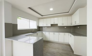 CASA MODERNA CERCA AL NUEVO HOSPITAL DEL IESS, MANTA