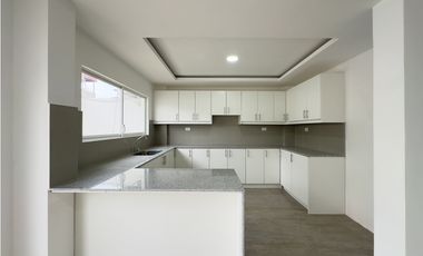 CASA MODERNA CERCA AL NUEVO HOSPITAL DEL IESS, MANTA