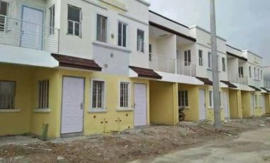 3BR House with Balcony, Hulugan ang Downpayment