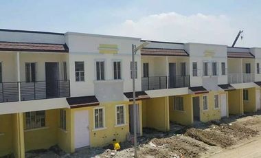 3BR House with Balcony, Hulugan ang Downpayment