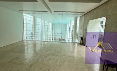 RESIDENCIA EN ZONA EXCLUSIVA AL PONIENTE DE LA CDMX, ACABADOS ITALIANOS.