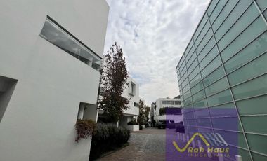 RESIDENCIA EN ZONA EXCLUSIVA AL PONIENTE DE LA CDMX, ACABADOS ITALIANOS.