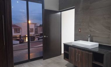 CASA EN VENTA FRACC. PASEO DEL PARQUE, TRES MARÍAS, PRIVADO, CASA CLUB, GIMNASIO, ETC.