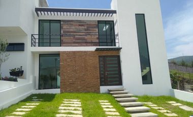 CASA EN VENTA FRACC. PASEO DEL PARQUE, TRES MARÍAS, PRIVADO, CASA CLUB, GIMNASIO, ETC.