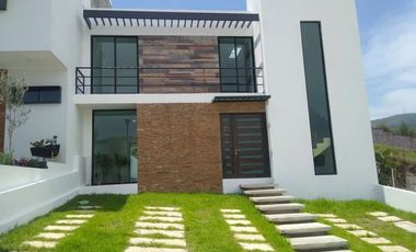 CASA EN VENTA FRACC. PASEO DEL PARQUE, TRES MARÍAS, PRIVADO, CASA CLUB, GIMNASIO, ETC.