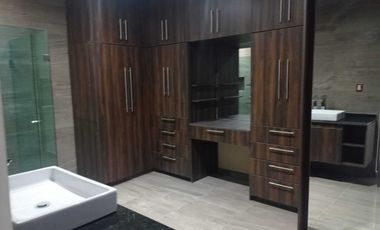 CASA EN VENTA FRACC. PASEO DEL PARQUE, TRES MARÍAS, PRIVADO, CASA CLUB, GIMNASIO, ETC.