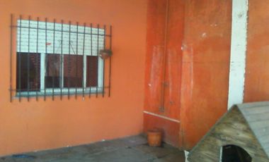 Casa Americana a refaccionar en Glew con buena ubicación y escritura.