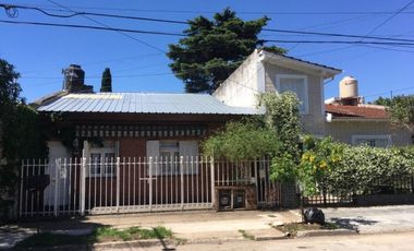 Casa  en Venta Haedo / Moron (A108 7777)