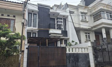 RUMAH SEWA TEBET BARAT - AKSES 3 MOBIL - 4+1 KT - 250 m² BANGUNAN