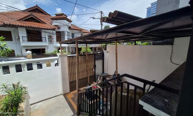 RUMAH SEWA TEBET BARAT - AKSES 3 MOBIL - 4+1 KT - 250 m² BANGUNAN