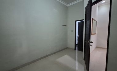 RUMAH SEWA TEBET BARAT - AKSES 3 MOBIL - 4+1 KT - 250 m² BANGUNAN