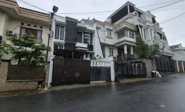 RUMAH SEWA TEBET BARAT - AKSES 3 MOBIL - 4+1 KT - 250 m² BANGUNAN