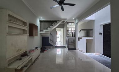 RUMAH SEWA TEBET BARAT - AKSES 3 MOBIL - 4+1 KT - 250 m² BANGUNAN