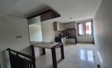 RUMAH SEWA TEBET BARAT - AKSES 3 MOBIL - 4+1 KT - 250 m² BANGUNAN