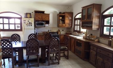 Venta de Casa quinta y 4 Duplex de 2 ambientes con cochera y patio en Parque Leloir