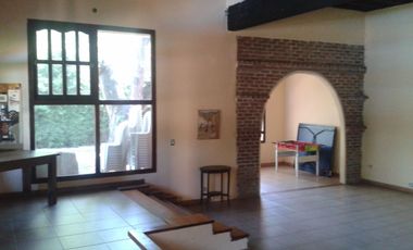 Venta de Casa quinta y 4 Duplex de 2 ambientes con cochera y patio en Parque Leloir