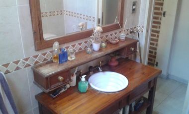 Venta de Casa quinta y 4 Duplex de 2 ambientes con cochera y patio en Parque Leloir