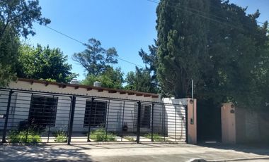 Venta de Casa quinta y 4 Duplex de 2 ambientes con cochera y patio en Parque Leloir