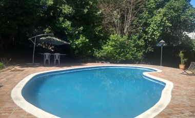 Venta de Casa quinta y 4 Duplex de 2 ambientes con cochera y patio en Parque Leloir