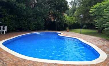 Venta de Casa quinta y 4 Duplex de 2 ambientes con cochera y patio en Parque Leloir