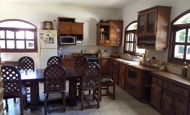 Venta de Casa quinta y 4 Duplex de 2 ambientes con cochera y patio en Parque Leloir