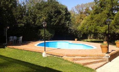 Venta de Casa quinta y 4 Duplex de 2 ambientes con cochera y patio en Parque Leloir