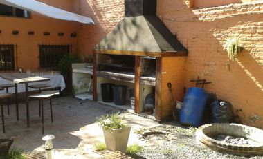 Venta de Casa quinta y 4 Duplex de 2 ambientes con cochera y patio en Parque Leloir