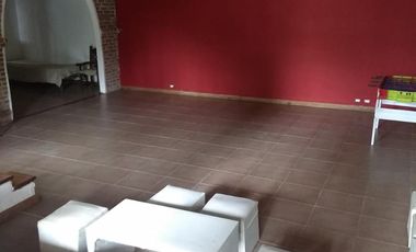 Venta de Casa quinta y 4 Duplex de 2 ambientes con cochera y patio en Parque Leloir